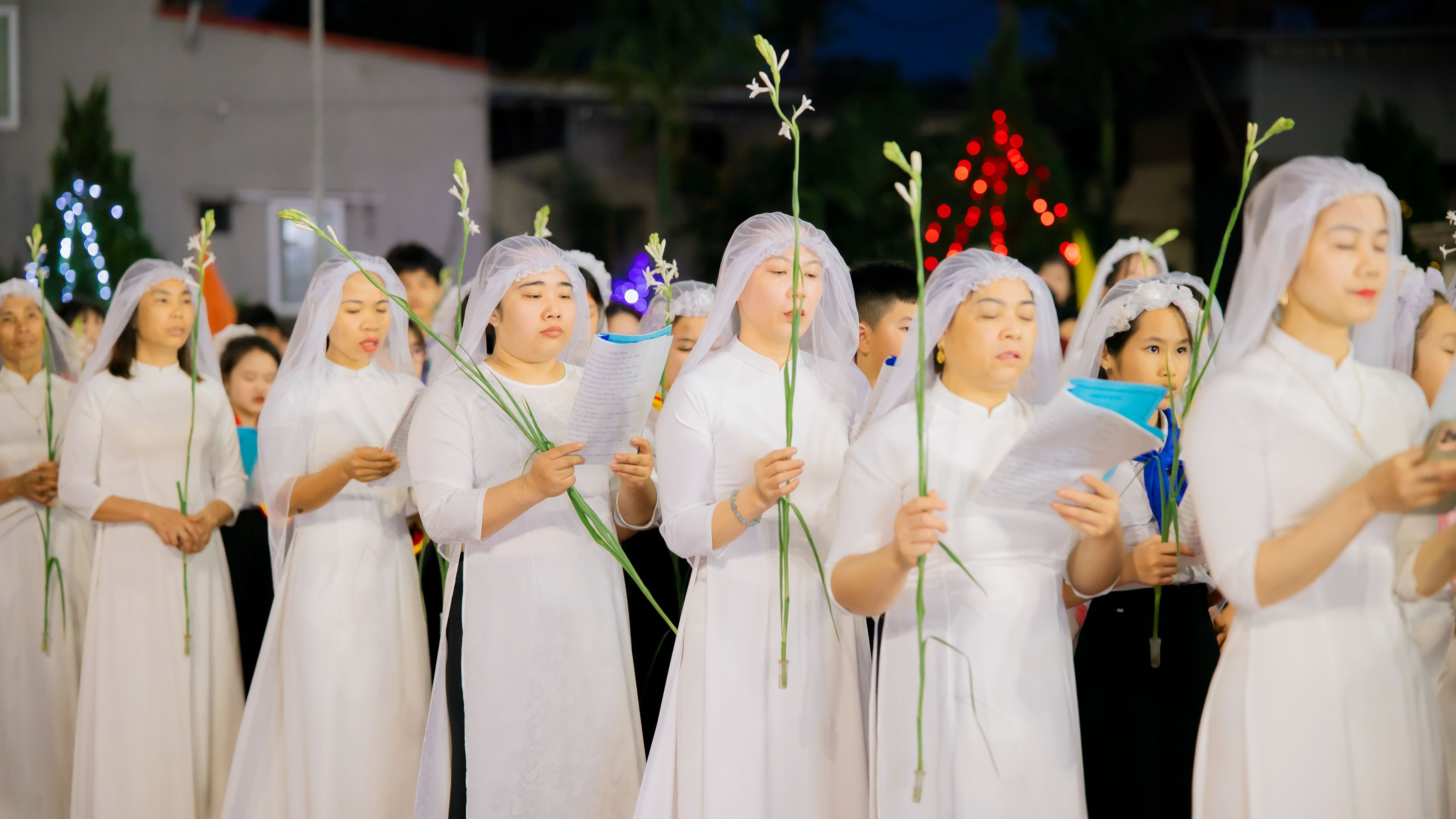 Lung linh sắc hoa dâng kính Mẹ Maria tại giáo xứ Từ Xá
